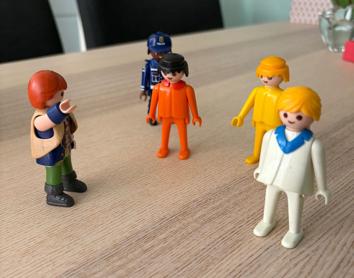 Familieopstelling met figuren op tafel